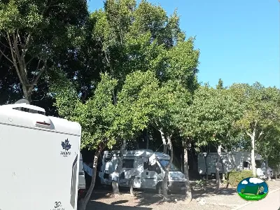 Parcela arbolada con mobil-home del Camping Parque Tropical, Estepona (Málaga)