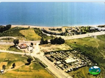 Parcela junto al mar vista aérea montaña del Camping Parque Tropical, Estepona (Málaga)