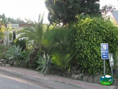 Entrada del recinto con señalización del Camping Parque Tropical, Estepona (Málaga)