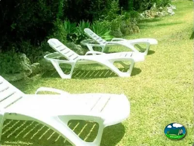 Parcela con tumbonas y jardín del Camping Parque Tropical, Estepona (Málaga)