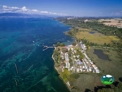 Junto al mar con parcelas frente a lago y montañas del Camping TCS Camping Estavayer, Estavayer-le-Lac (Friburgo)