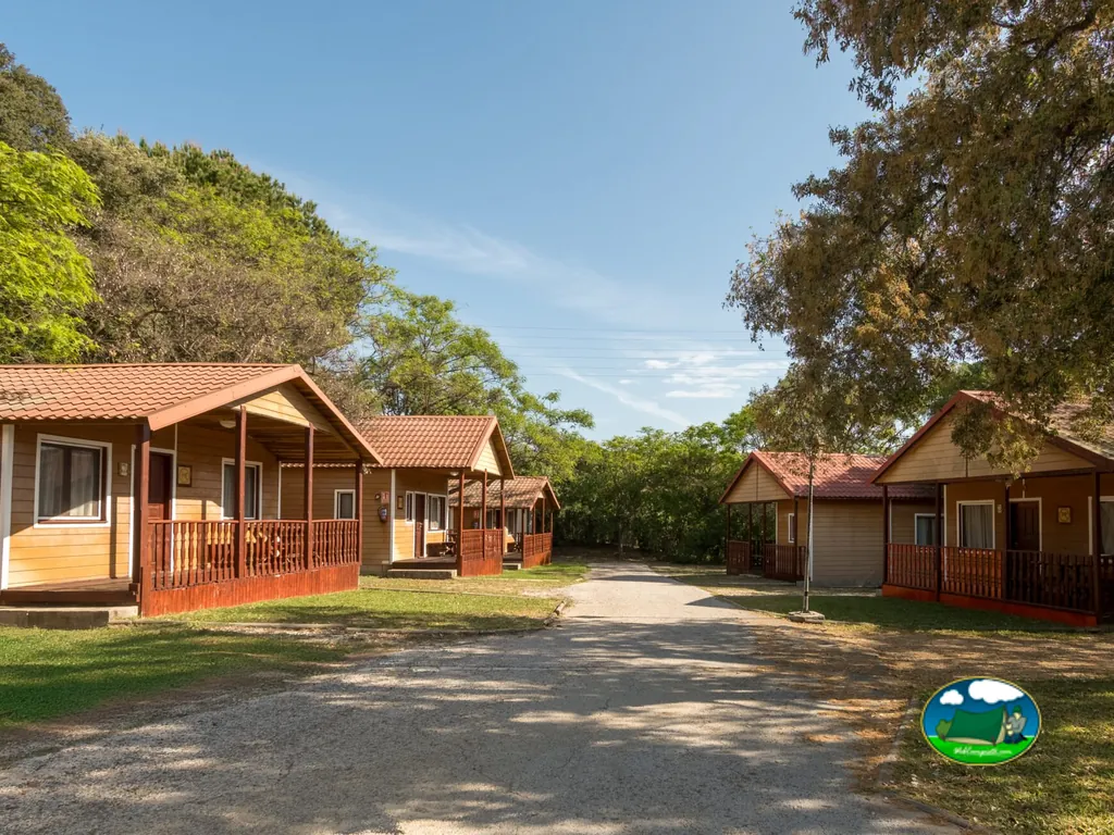 Bungalow con porche y vistas al bosque del Camping La Buganvilla, Marbella (Málaga)