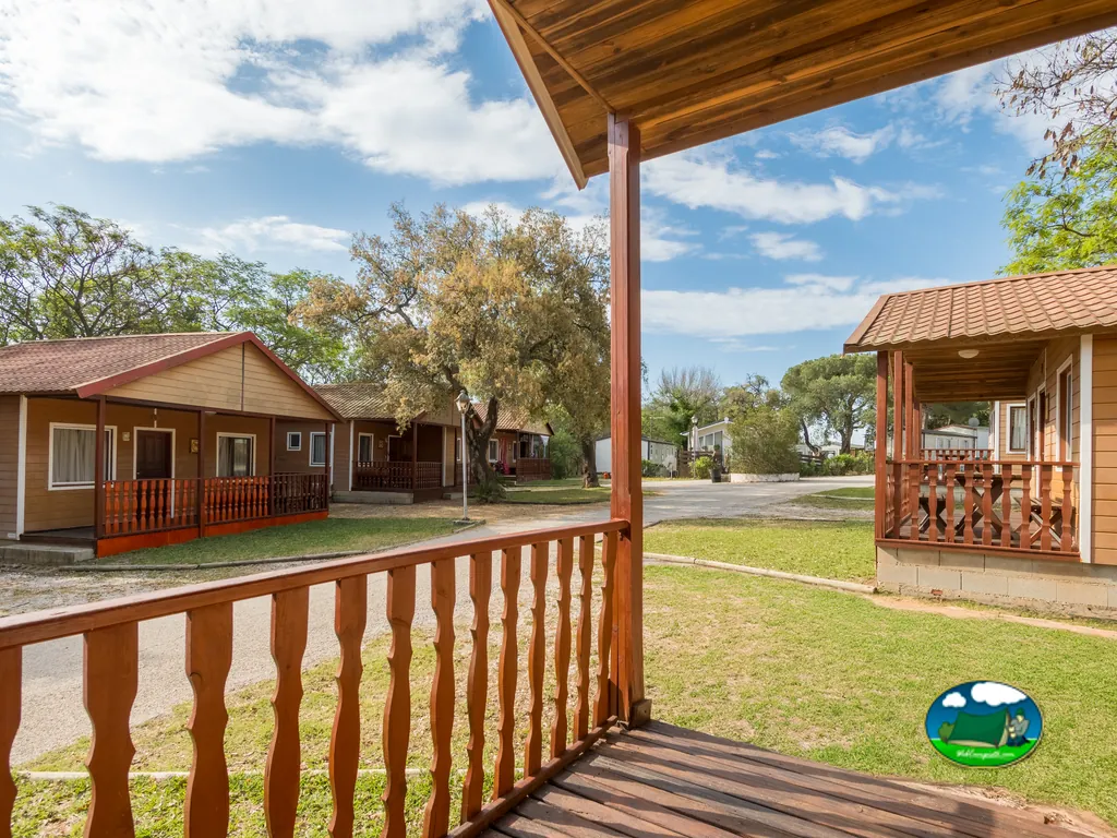 Bungalow con terraza y vistas al recinto del Camping La Buganvilla, Marbella (Málaga)