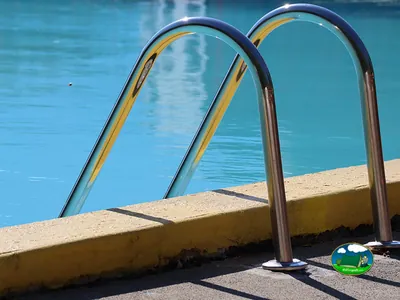 Piscina climatizada con escaleras de acceso del Camping Clos de la George, Yvorne (Vaud)