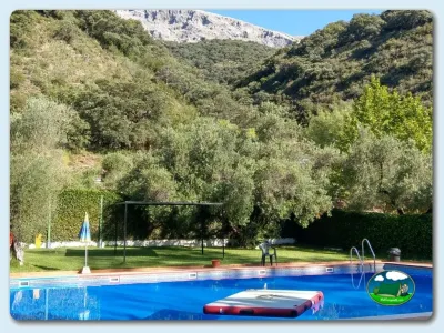 Piscina con vistas a la montaña y sierra del Camping Jimera de Líbar, Jimera de Líbar (Málaga)