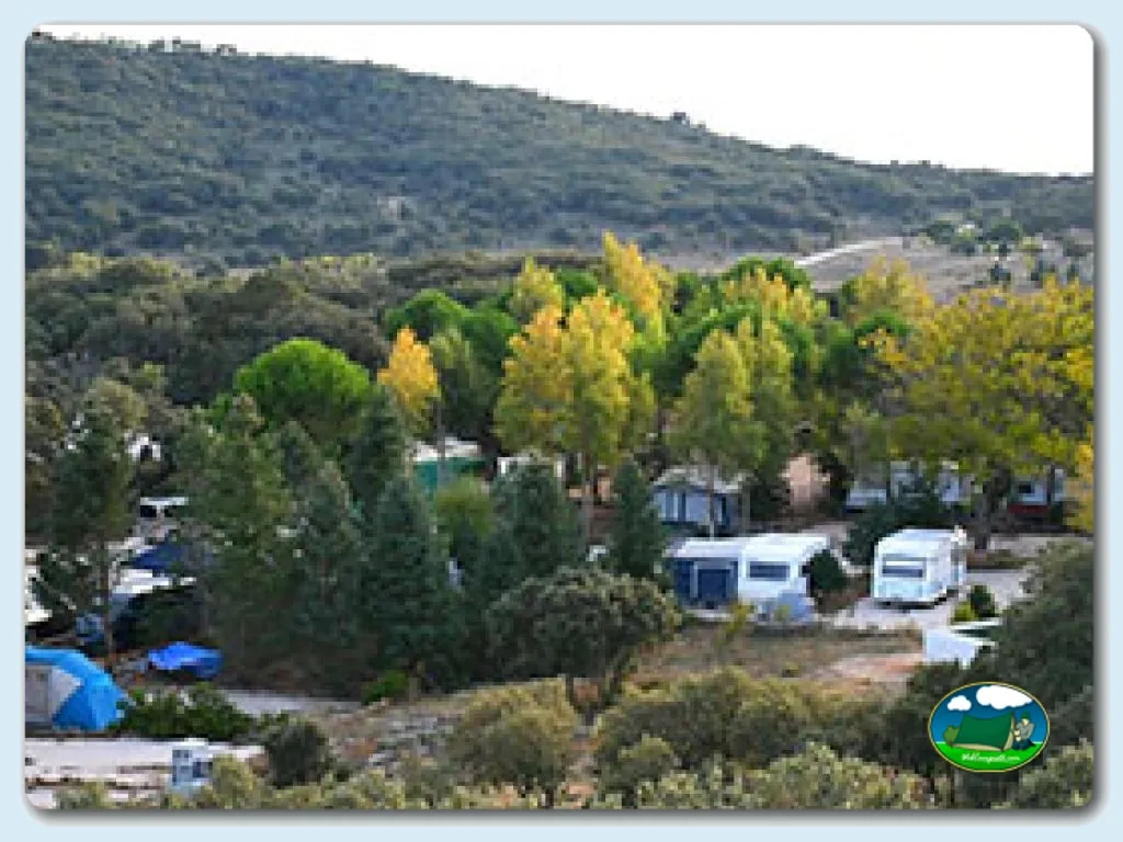 Parcelas y mobil-homes con vistas a la montaña del Camping Conejeras, Parauta (Málaga)