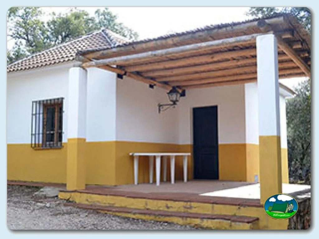 Cabaña con porche de madera y terraza del Camping Conejeras, Parauta (Málaga)