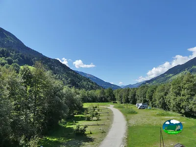 Parcela en valle de montaña con vistas a sierra del Camping Trun, Trun (Grisones)