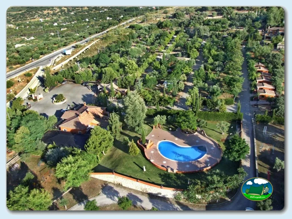 Piscina rodeada de arbolado y parcelas del Camping El Sur, Ronda (Málaga)