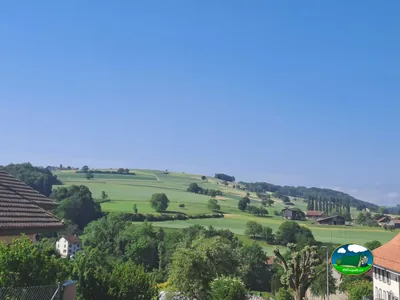 Montaña con vistas a parcelas y áreas verdes del Camping du Grand Pré, Moudon (Vaud)