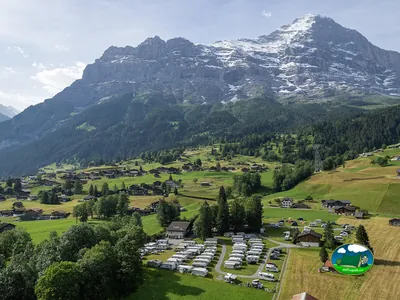 Parcela con vistas a la montaña nevada del Camping Eigernordwand, Grindelwald (Berna)