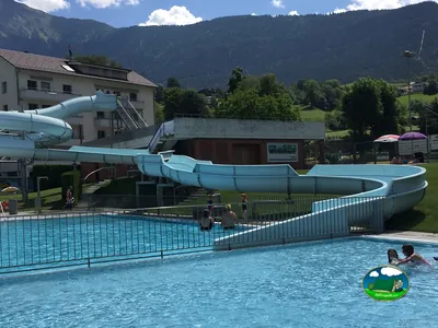 Piscina con toboganes acuáticos y vistas a la montaña del Camping Geschina, Brig (Valais)