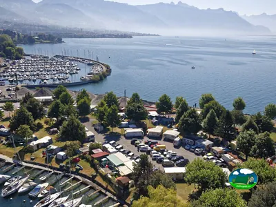 Parcela junto al lago con vistas a la montaña del Camping La Pichette, Corseaux (Vaud)