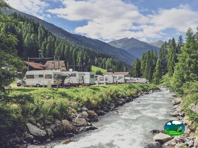 Mobil-home junto al río con vistas a la montaña del Camping RinerLodge, Davos Glaris (Grisones)