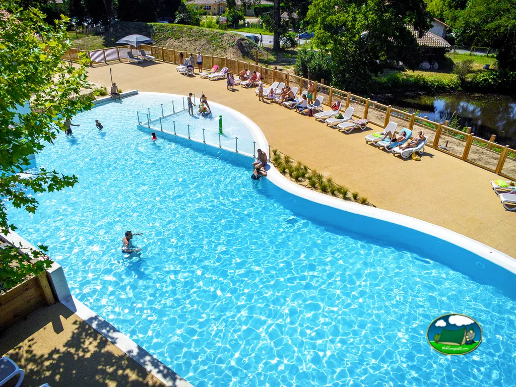 piscina serpenteante junto al río