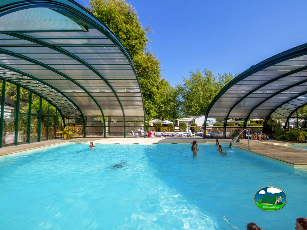 piscina cubierta con arcos