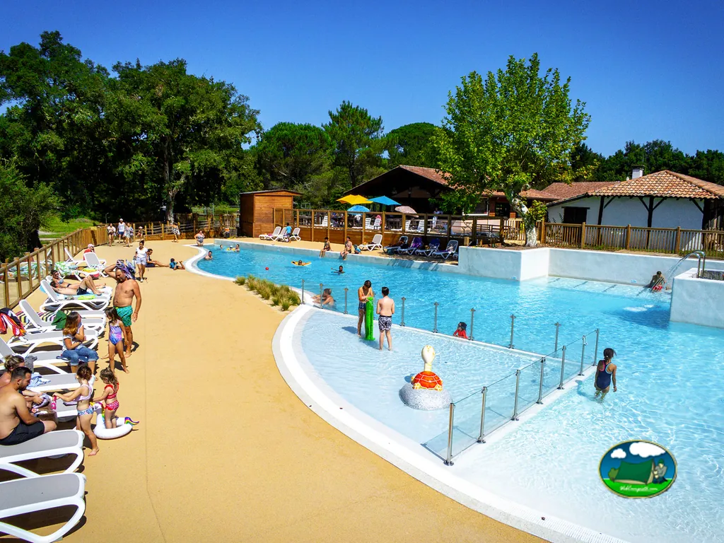 piscina infantil con tobogán tortuga