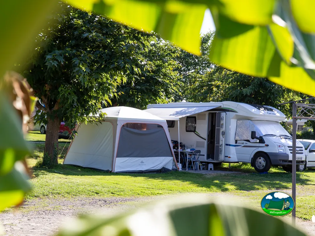 autocaravana con toldo en parcela