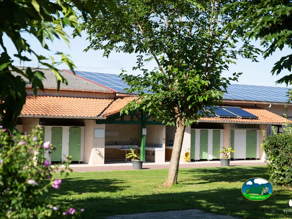 aseos con paneles solares