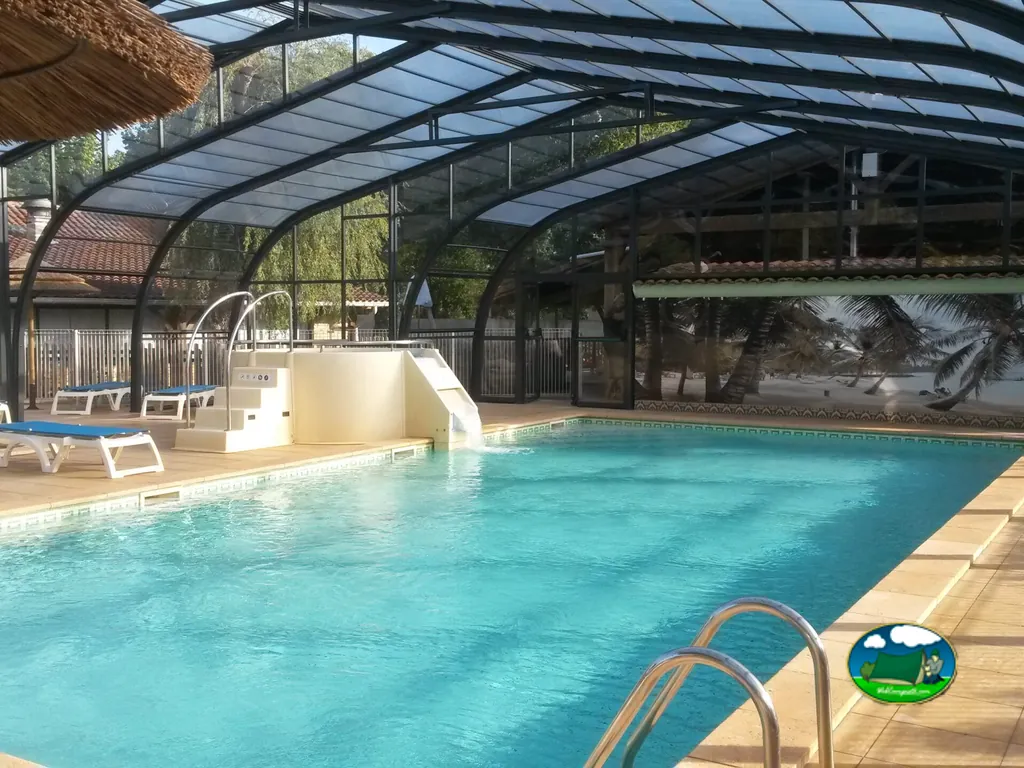 piscina cubierta con tobogán