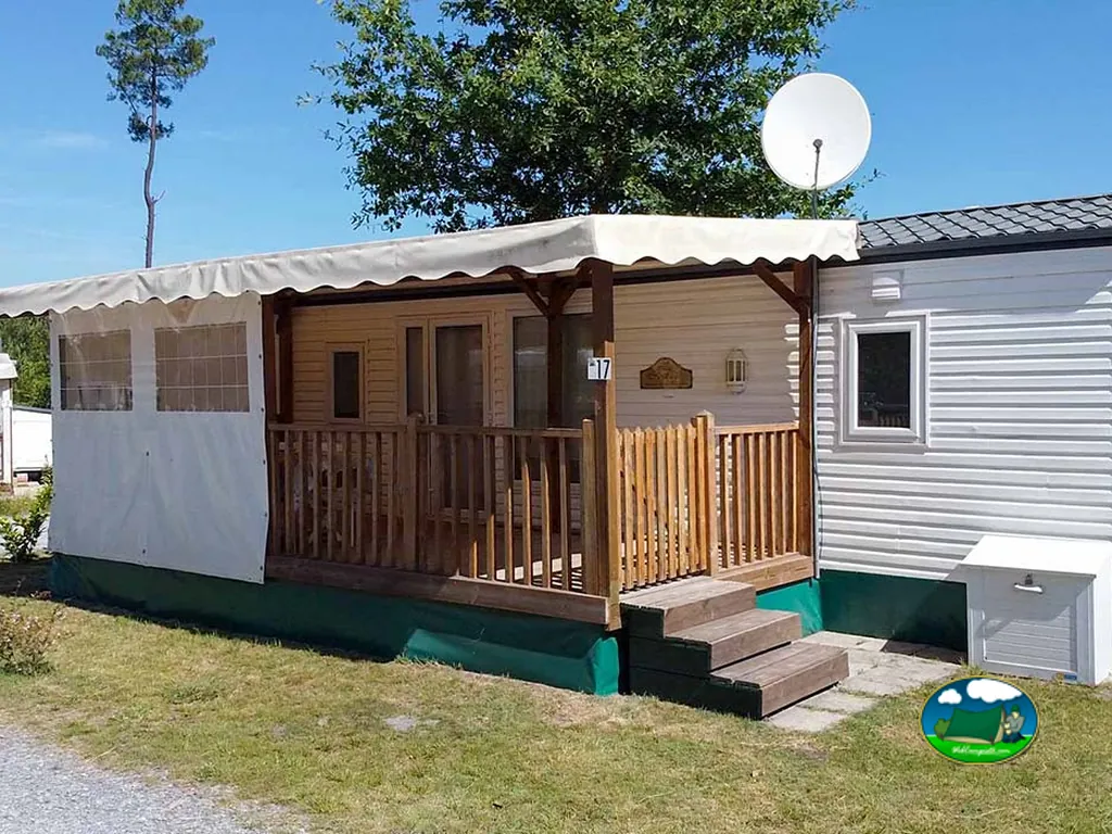 bungalow con terraza de madera