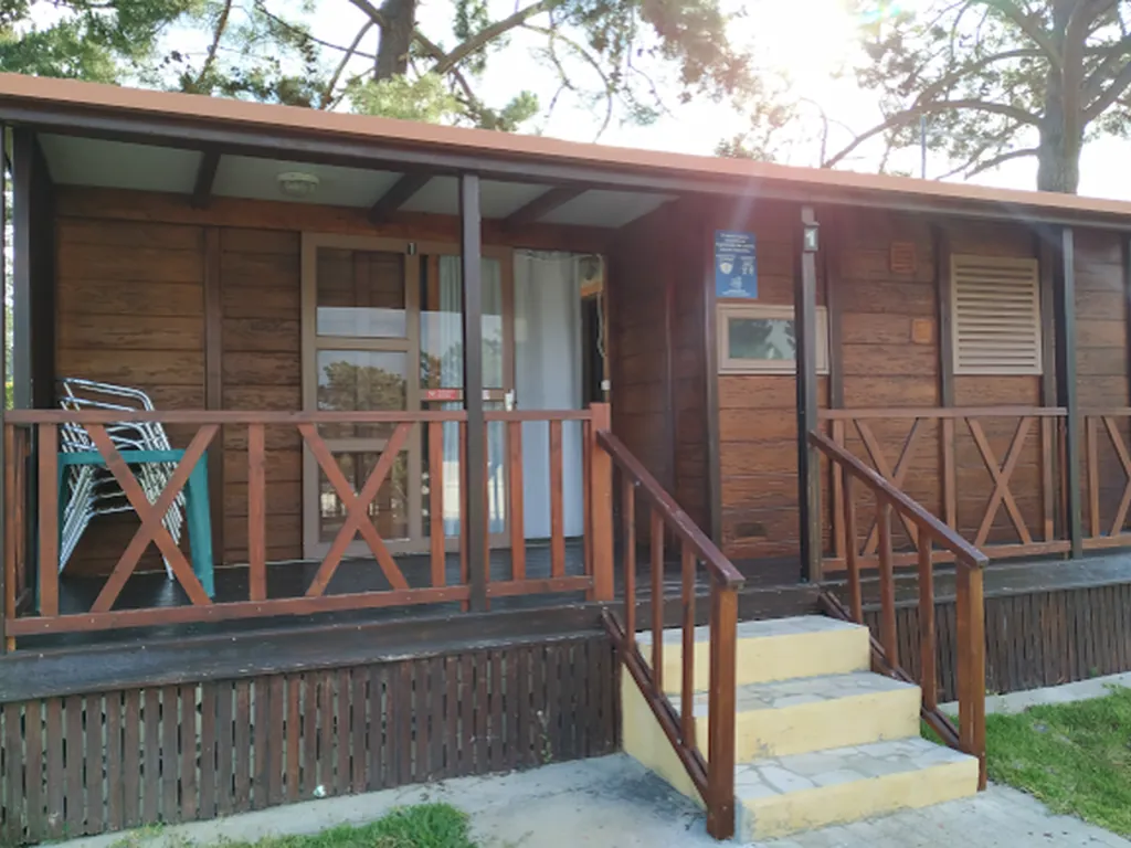 Bungalow de madera con terraza y escaleras de acceso del Camping Lagoa de Santo Andre, Santo Andre (Setúbal)