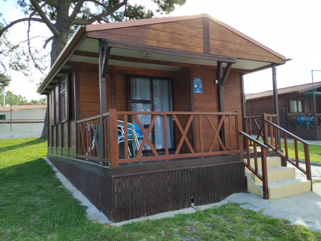 Bungalow con terraza y porche del Camping Lagoa de Santo Andre, Santo Andre (Setúbal)