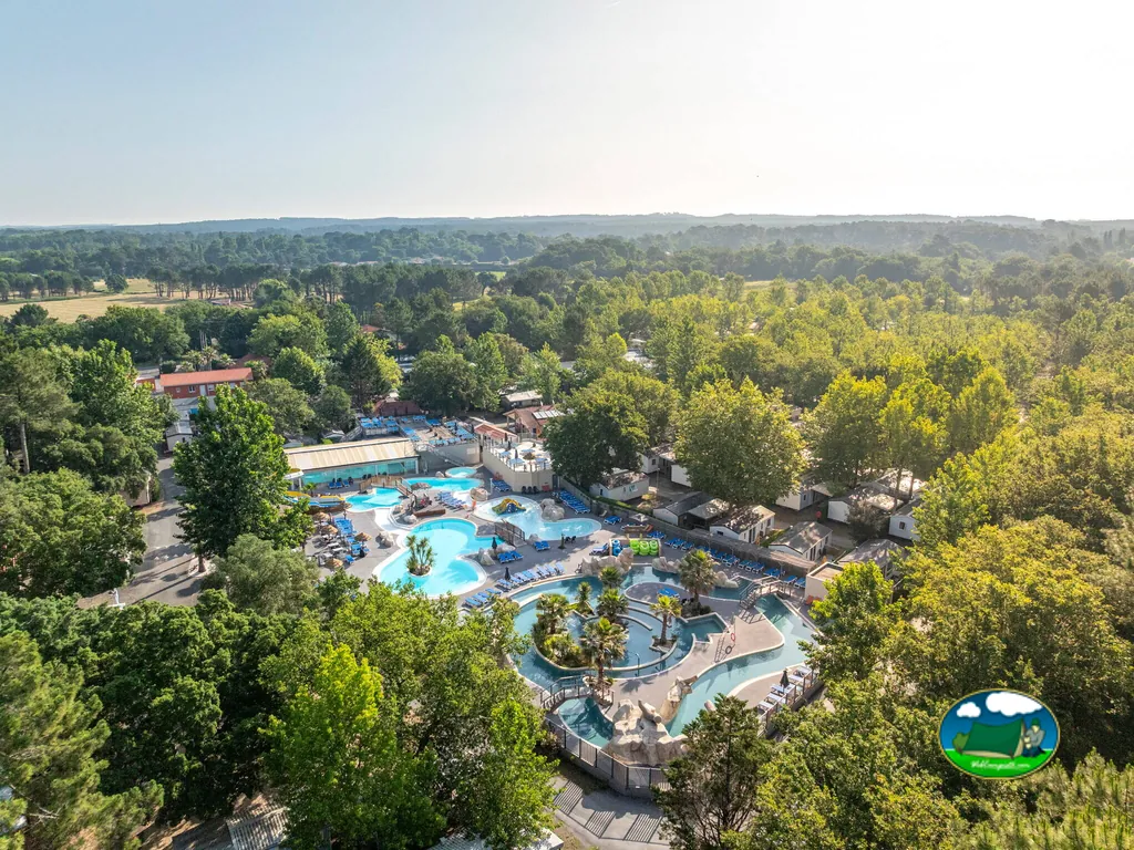 piscinas con toboganes vista aérea