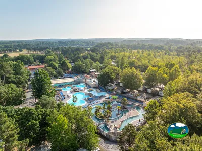 piscinas con toboganes vista aérea