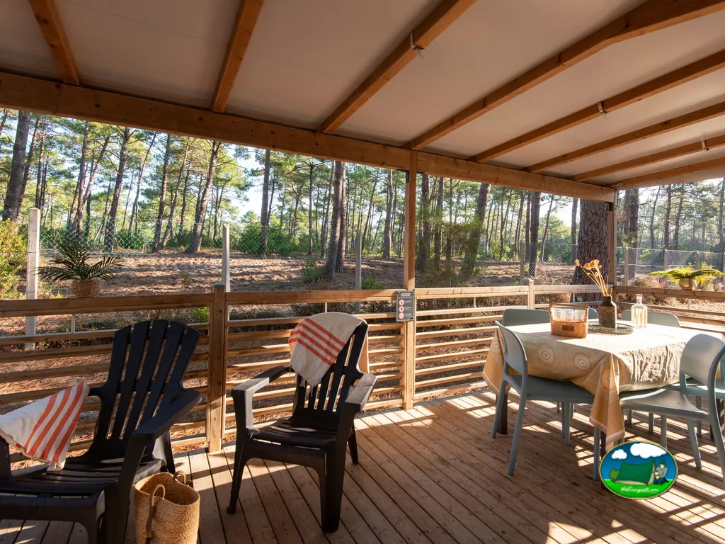 Terraza cubierta entre pinos de Camping Campéole Le Vivier, Biscarrosse