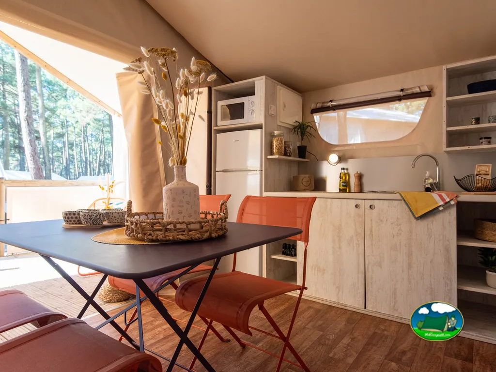 Interior de lodge con cocina de Camping Campéole Le Vivier, Biscarrosse