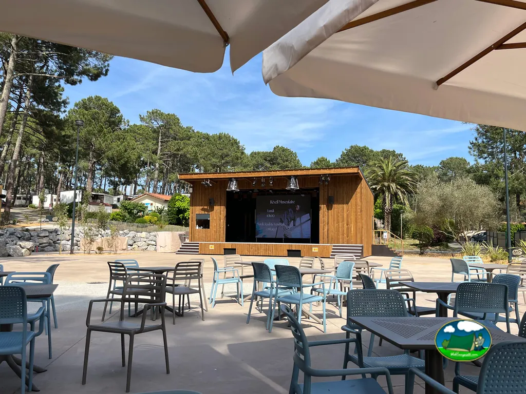 Terraza del restaurante de Camping Campéole Le Vivier, Biscarrosse