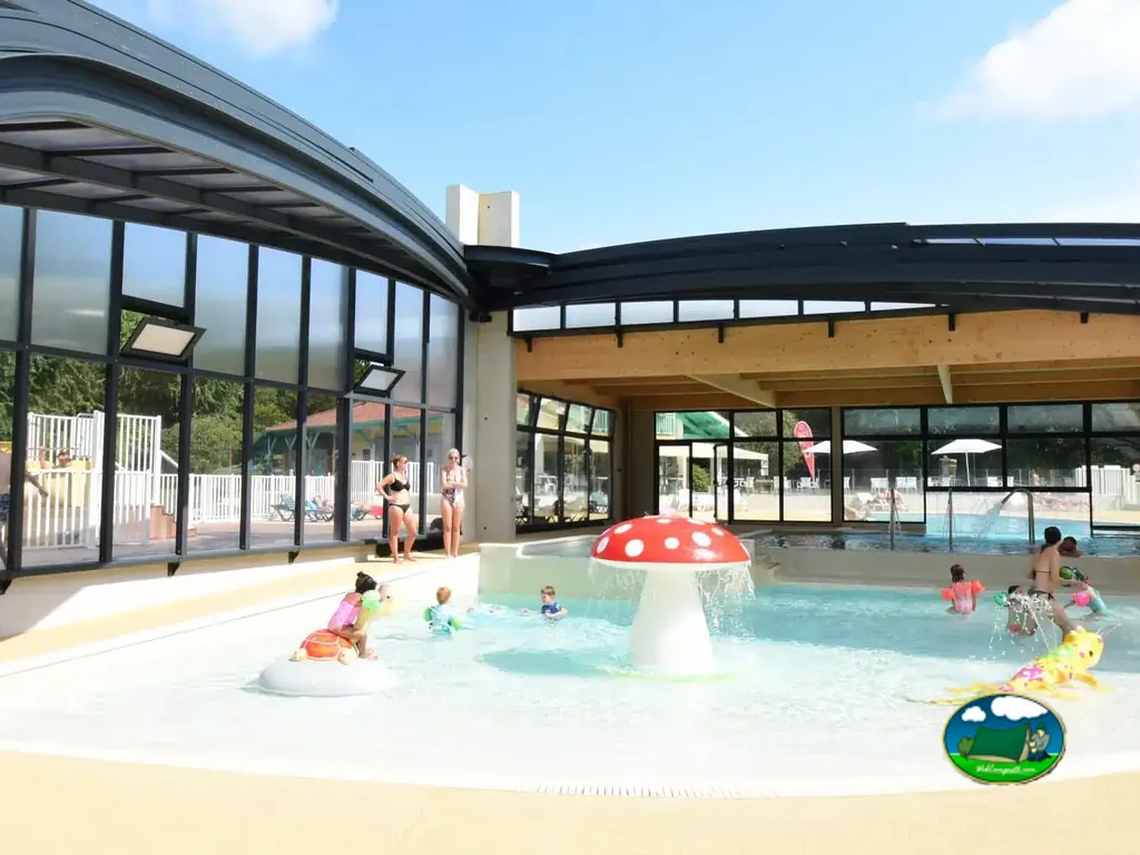 piscina infantil con seta de agua