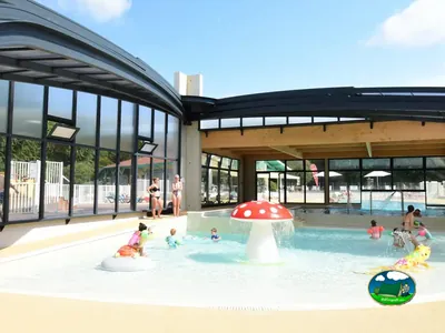 piscina infantil con seta de agua