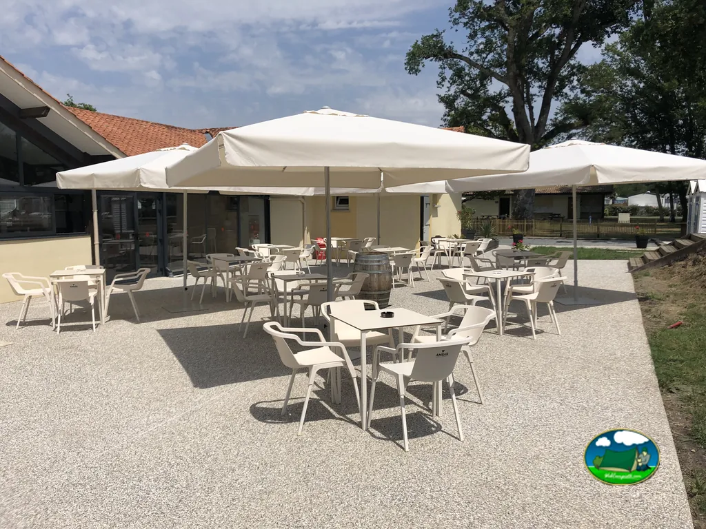 terraza con sombrillas y mesas