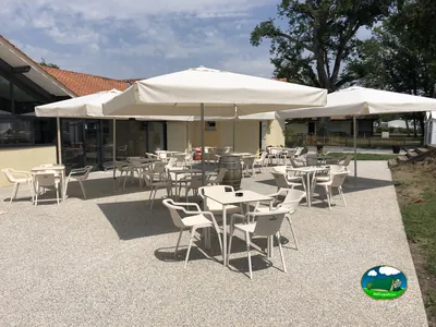 terraza con sombrillas y mesas