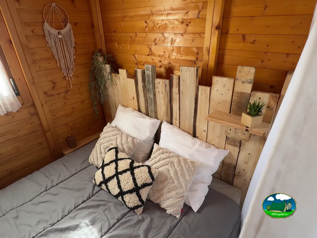 cabecero de madera con cojines