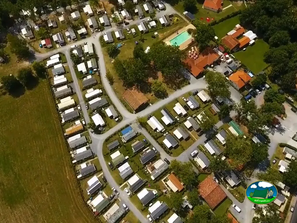 vista aérea de parcelas y piscina