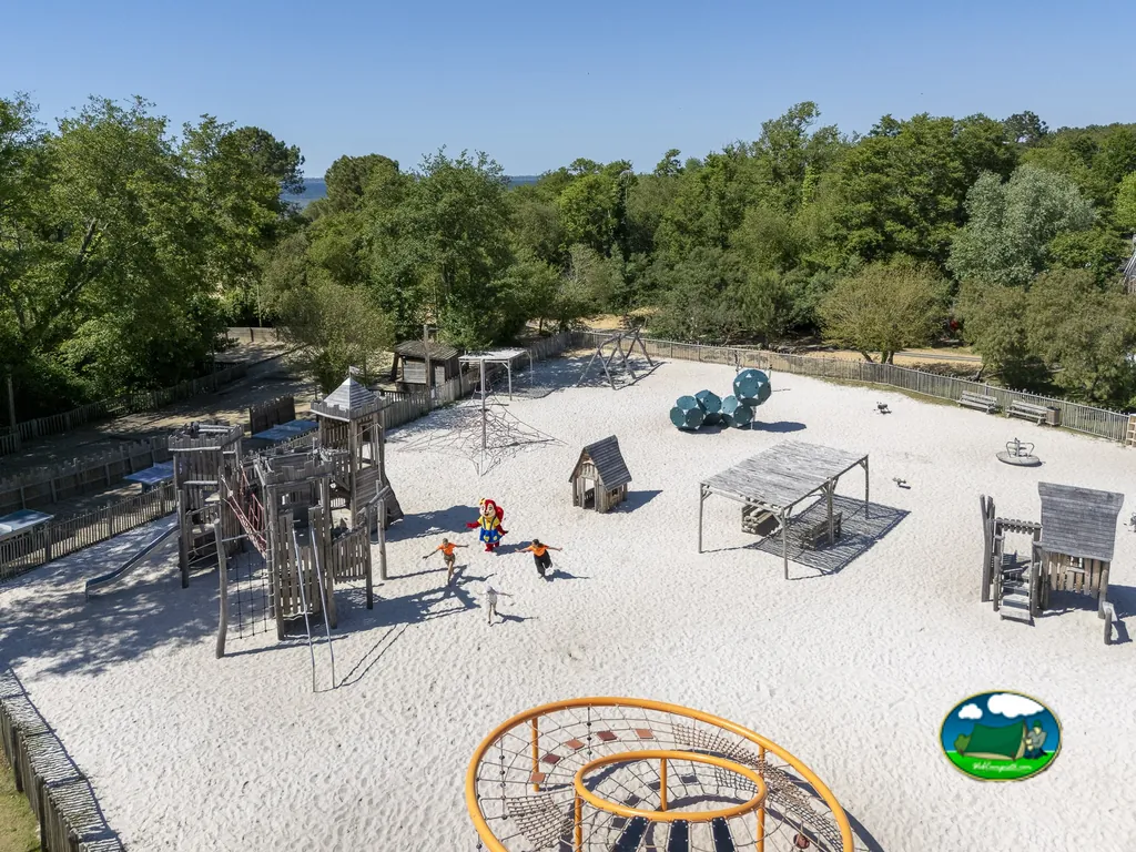 parque infantil con mascota