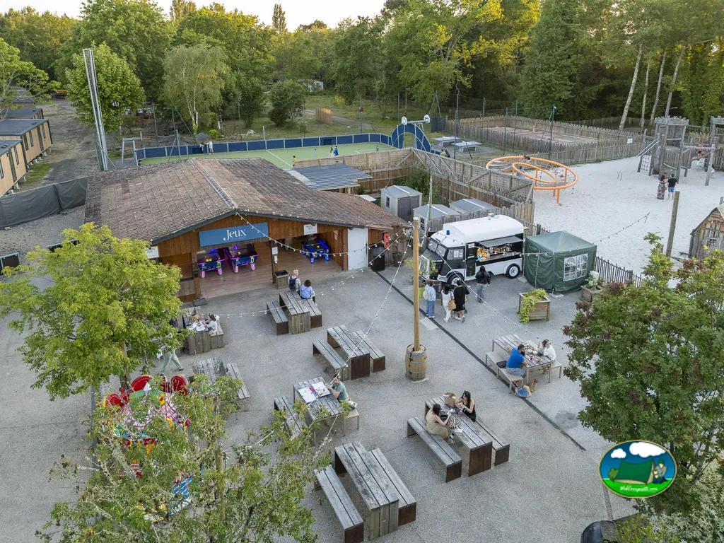 furgoneta de comida al atardecer
