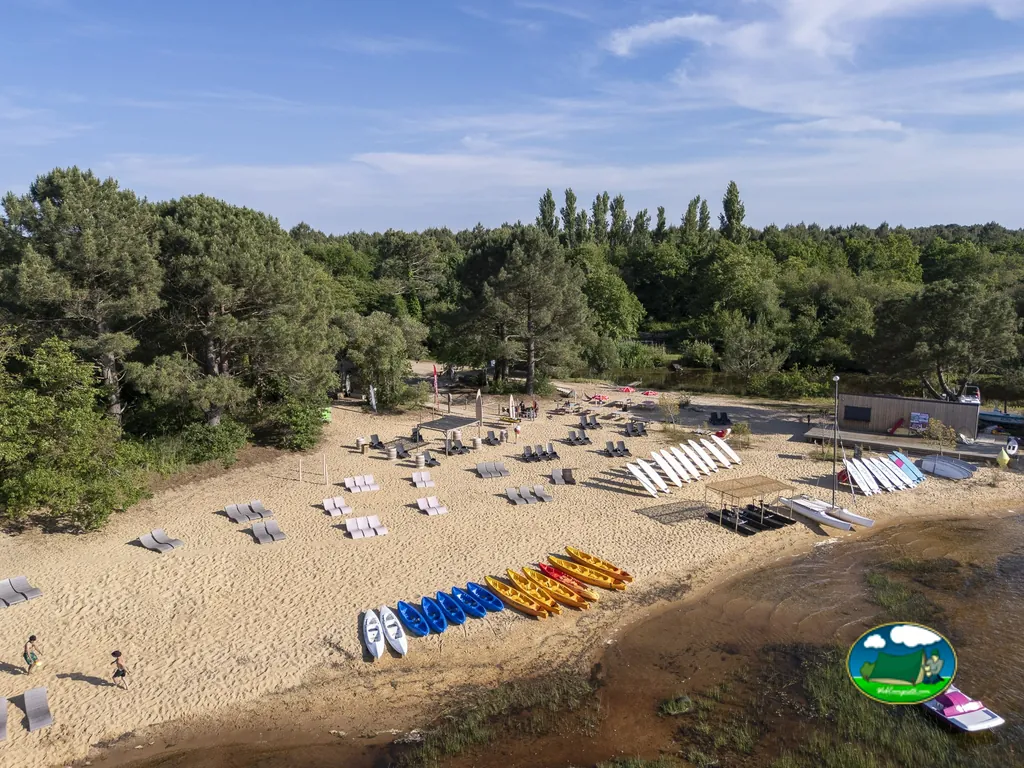 kayaks y tumbonas en la playa