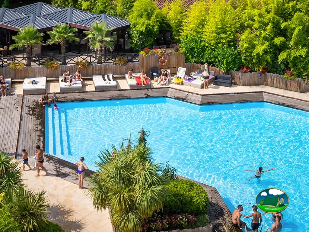 ambiente familiar junto a la piscina