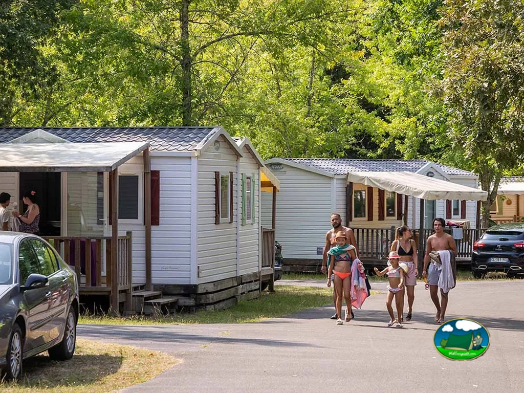 familia paseando junto a bungalows