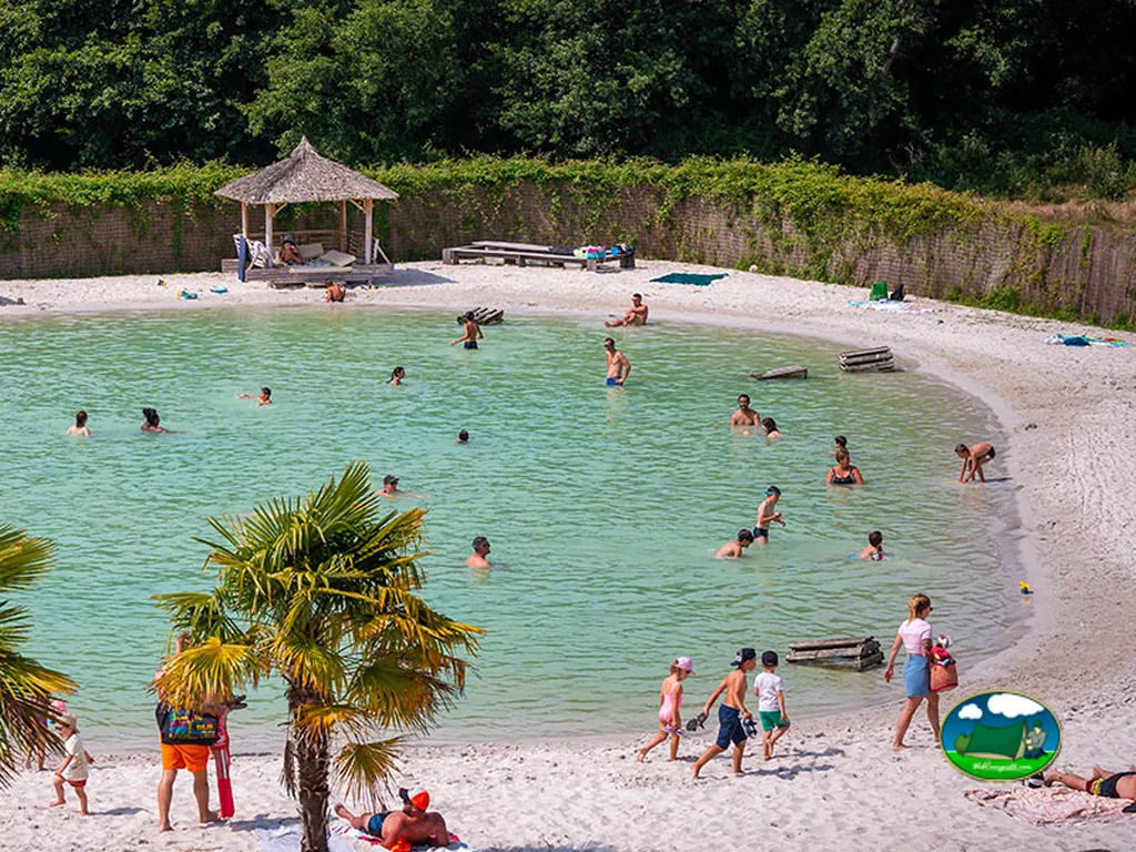 bañistas en piscina laguna