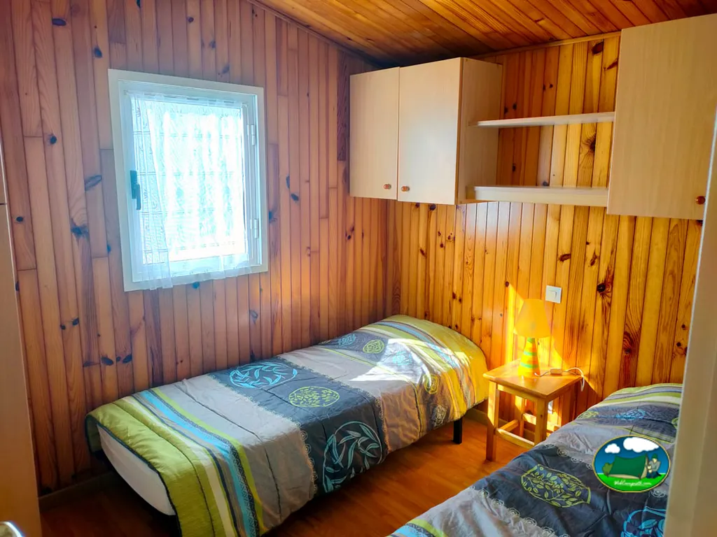 dormitorio con paredes de madera