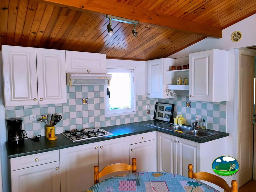 cocina con azulejos de cuadros