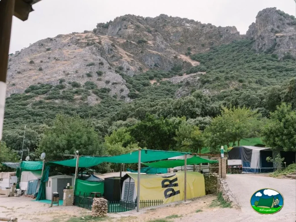 Montaña con parcelas y tiendas de acampada del Camping El Peñon, Algamitas (Sevilla)