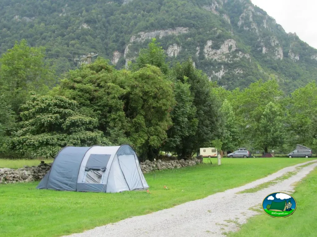 tienda de campaña junto a montaña