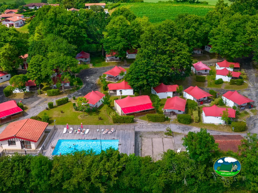 vista aérea de bungalós y piscina