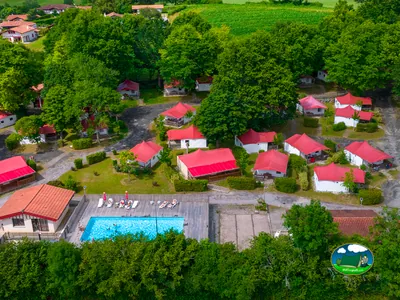 vista aérea de bungalós y piscina